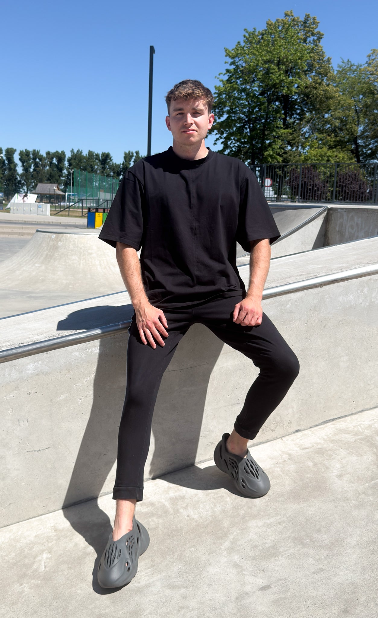 T-SHIRT CZARNY OVERSIZE